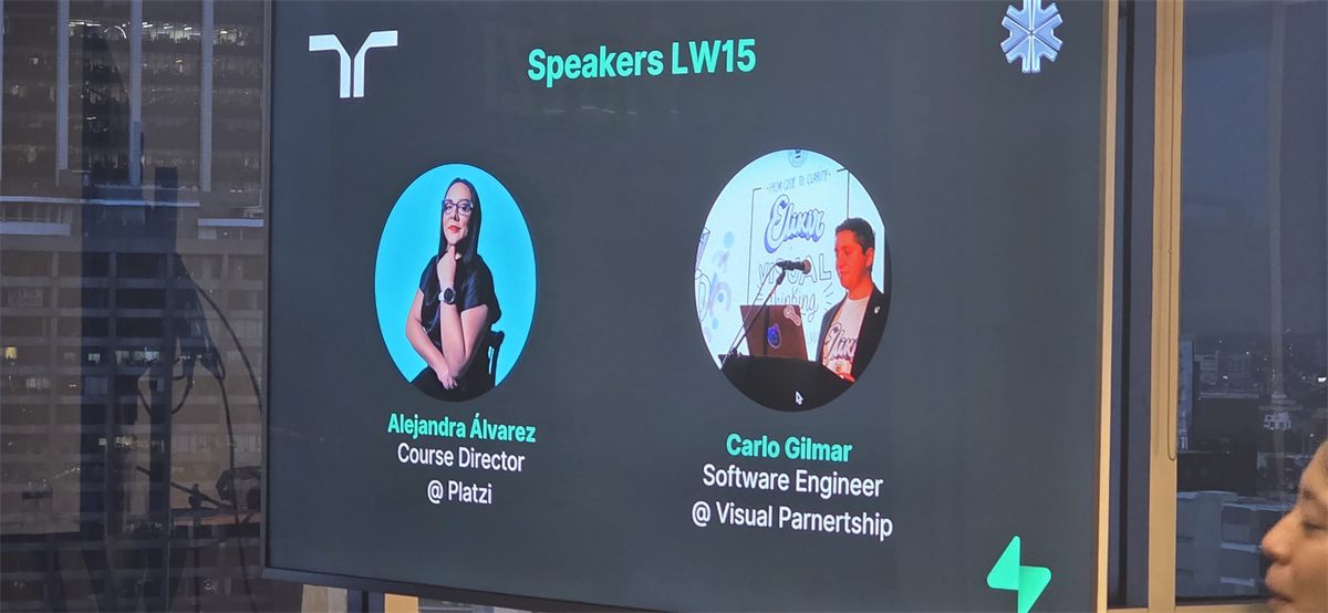 Pantalla de un evento con la lista de ponentes, incluida Alejandra Álvarez