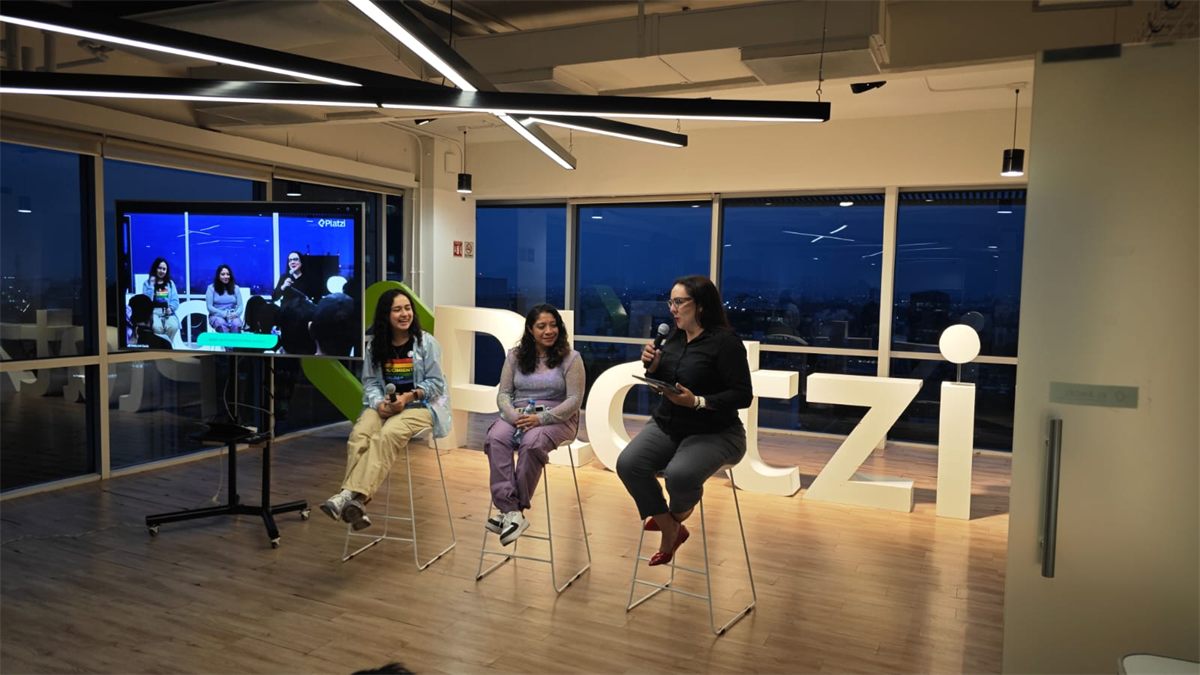 Alejandra Álvarez moderando un panel en un evento
